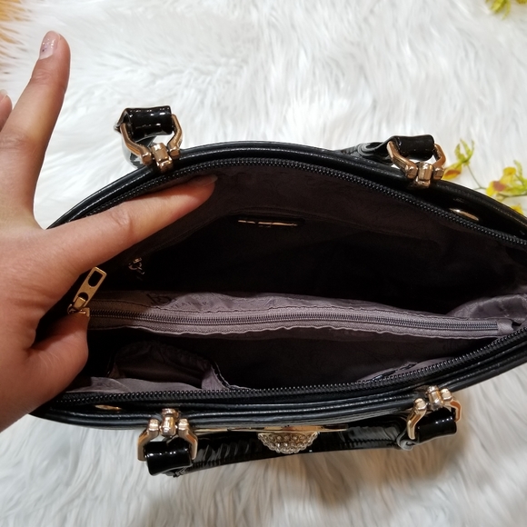 FASHION LEATHER Black Handbag With Zipper Closure.... - Picture 14 of 17